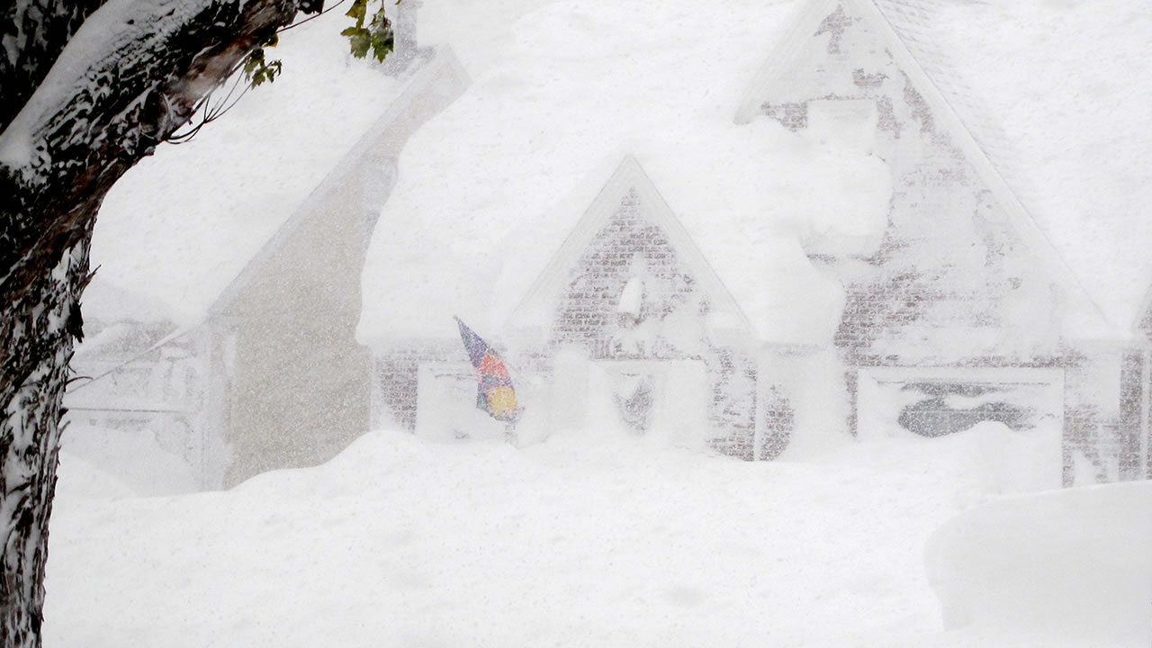 Record snow blankets the Great Lakes