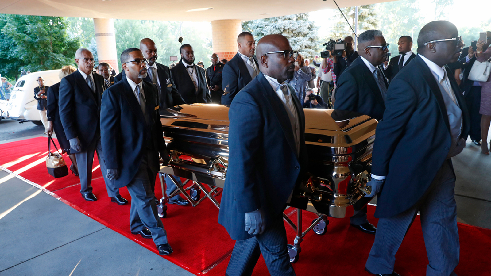 Aretha Franklin funeral: Bishop apologizes to Ariana Grande for onstage
