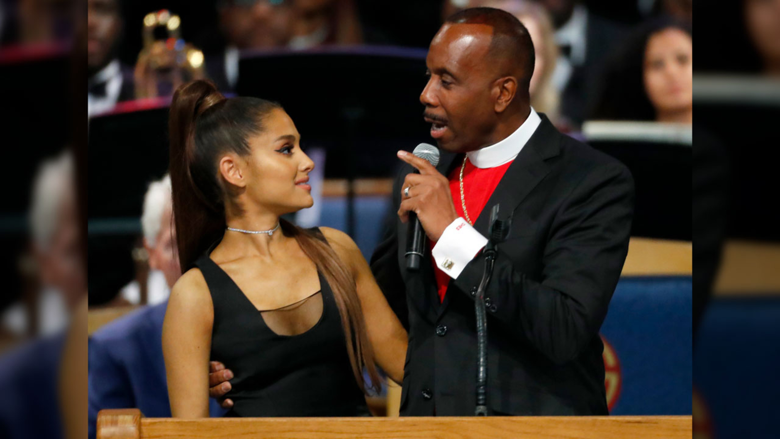 Aretha Franklin funeral apologizes to Ariana Grande for onstage(02)
