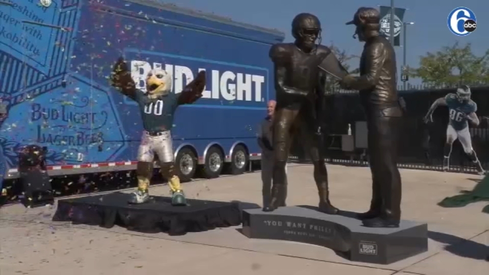 'Philly Special' statue unveiled at the Linc