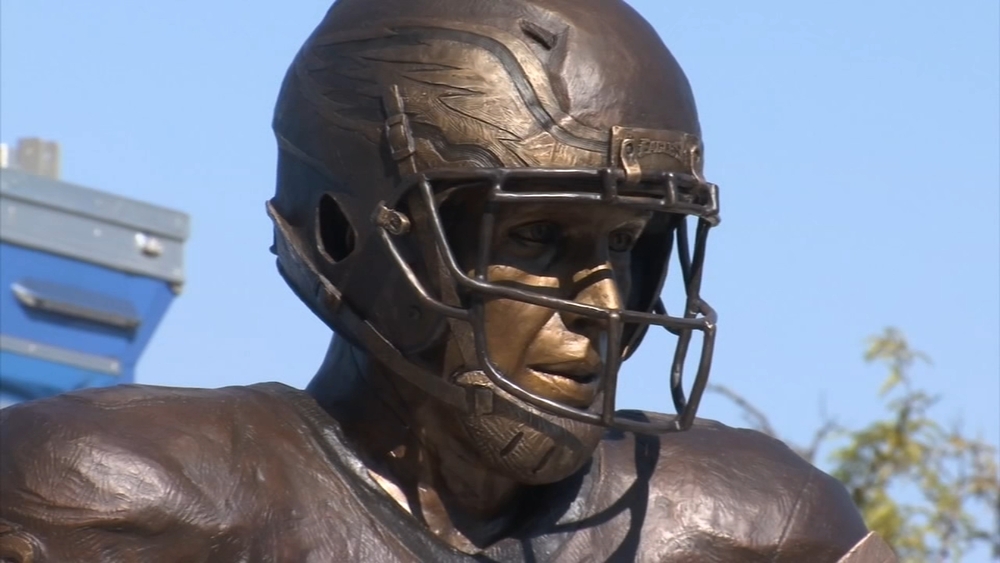 'Philly Philly' statue unveiled at the Linc