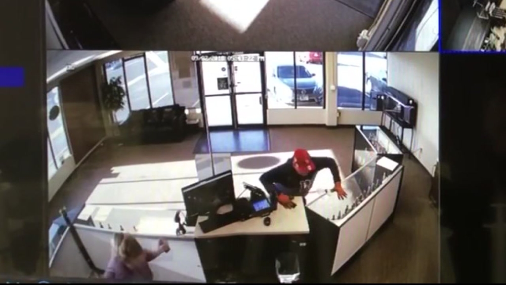 Clumsy suspect botches e-cig robbery