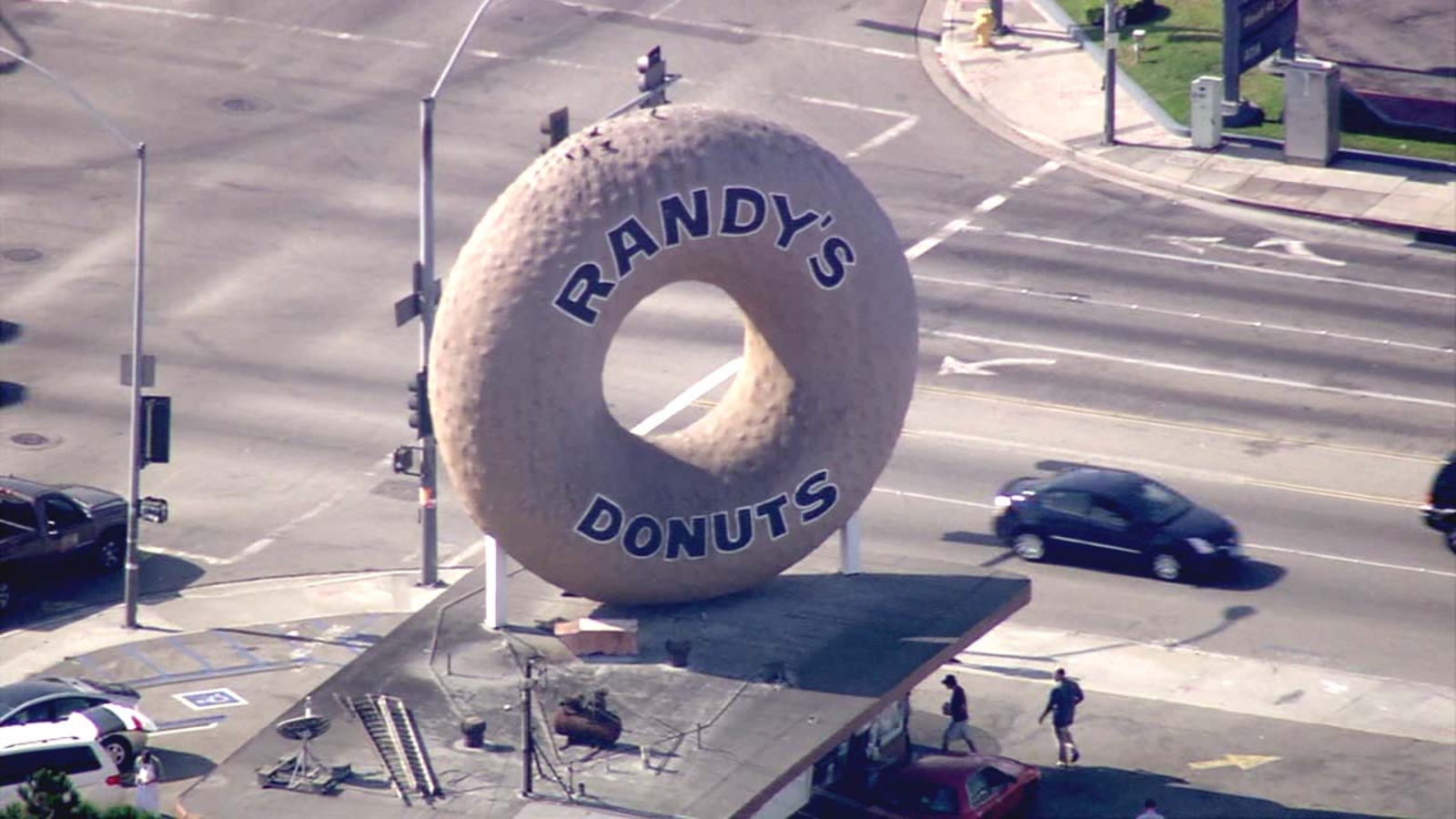 Randy's Donuts in El Segundo kicks off grand opening with free food