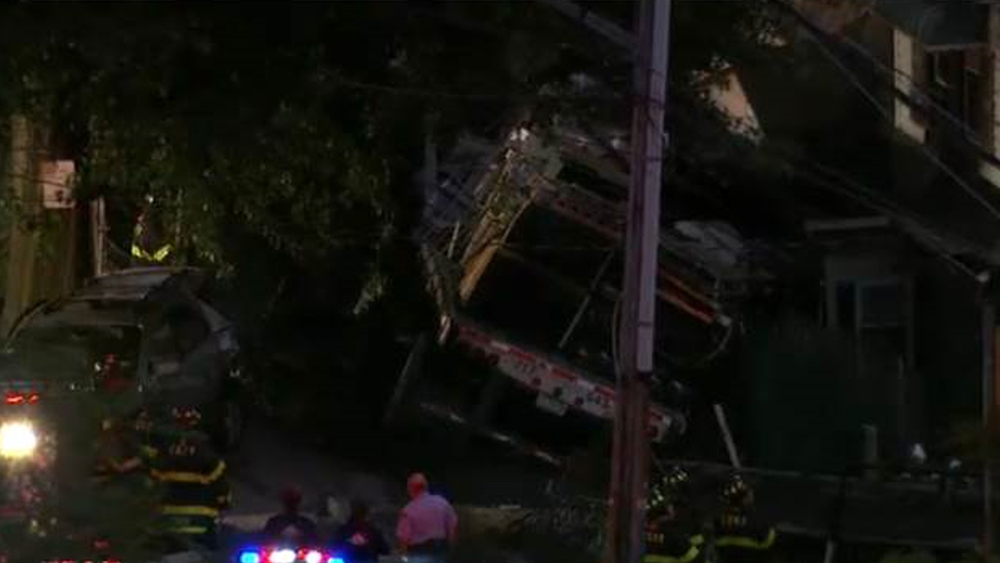 Tractor-trailer crashes into homes on Staten Island