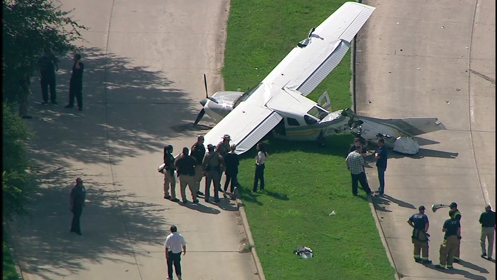Small plane crashes into cars in Ft. Bend Co