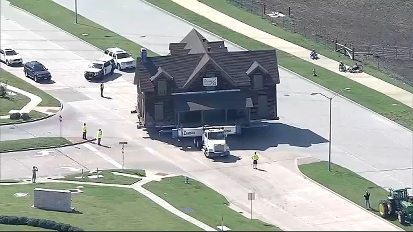 House makes rest stop in middle of highway in Plano, Texas 6abc