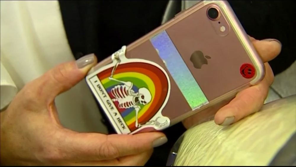 Mom arrested for taking away daughter's cell phone