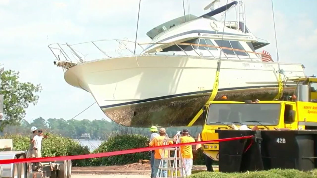 Boat that ended up beside New Bern hotel finally removed