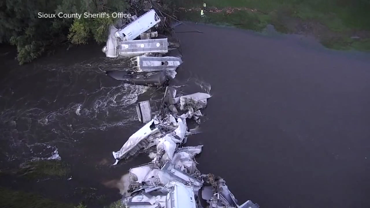 Train derails in Iowa, dumping sand, railcars into river
