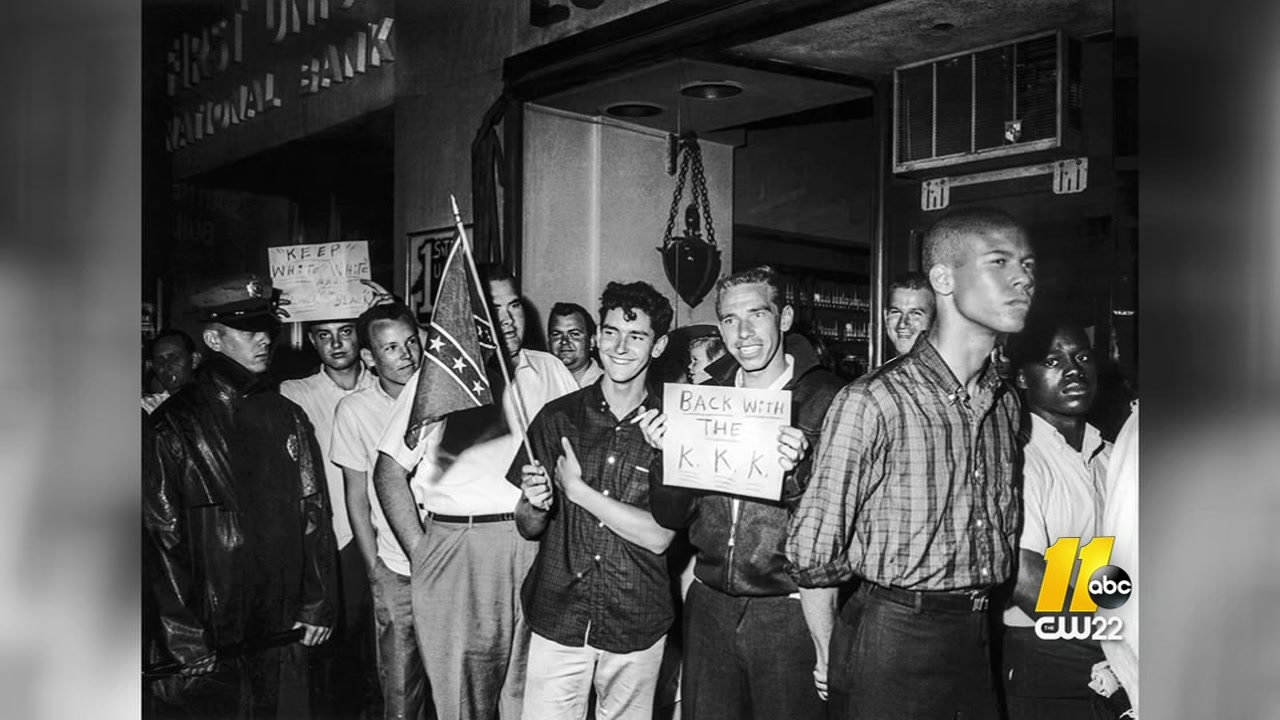 Duke removes controversial KKK picture