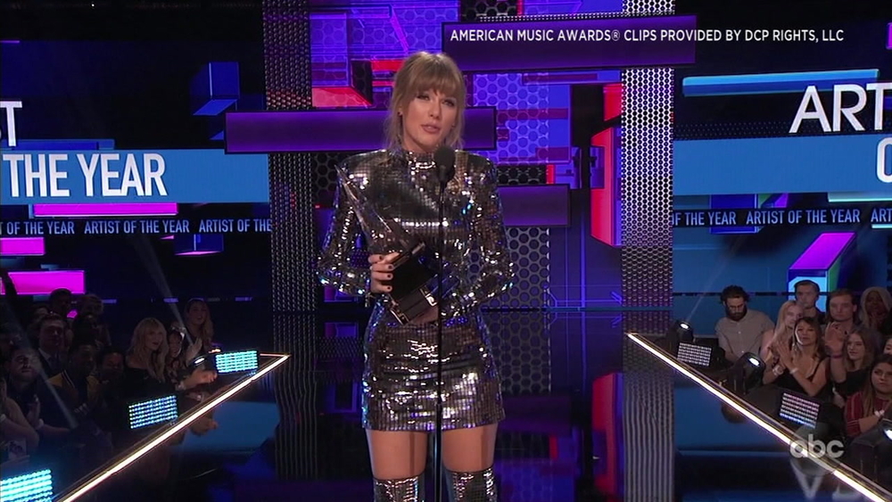Taylor Swift dominates AMAs