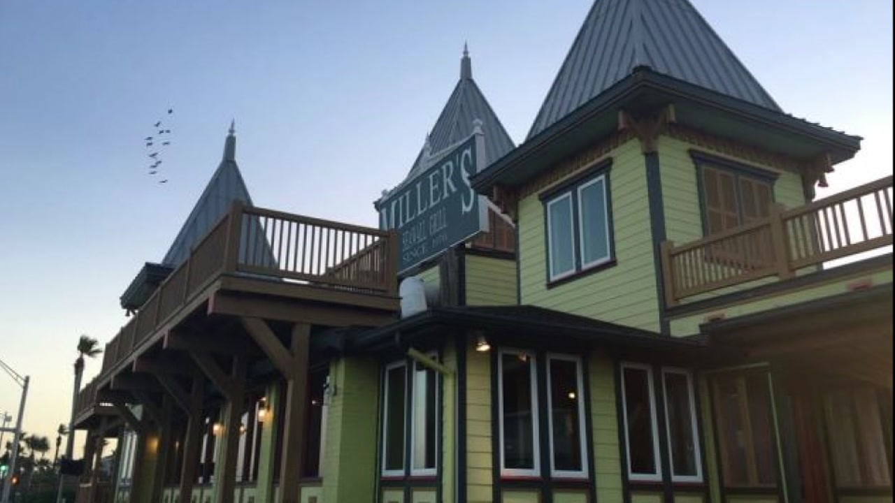 Galveston restaurant owner pays staff to volunteer