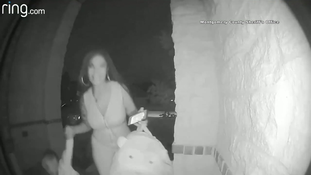 Woman abandons toddler at stranger's front door