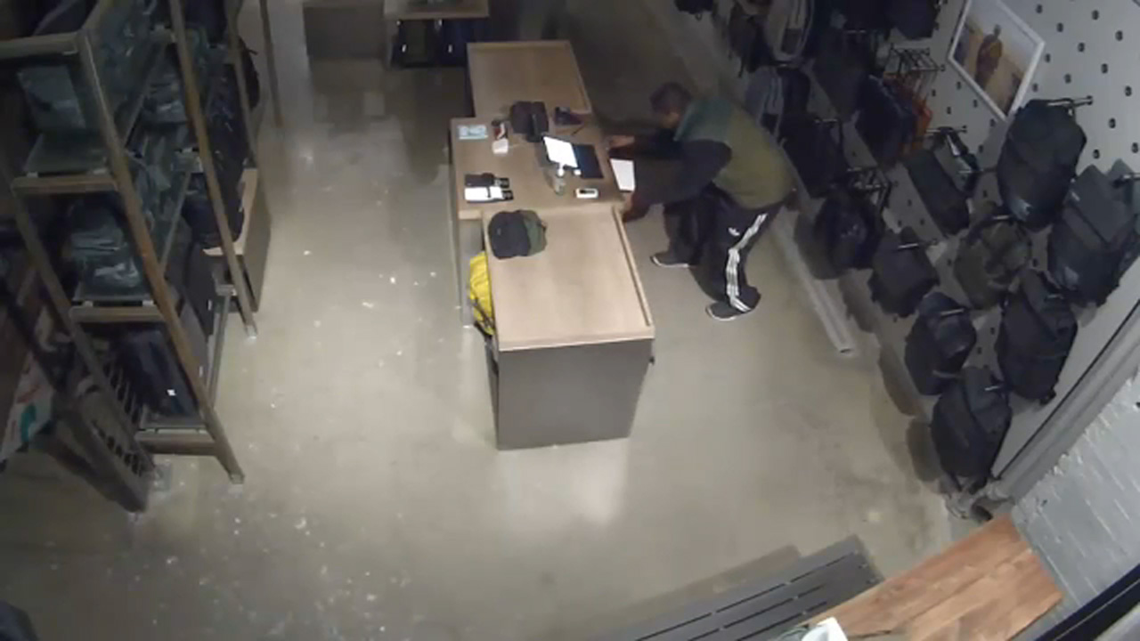 Video: Serial Manhattan robbery suspect smashes window with rock