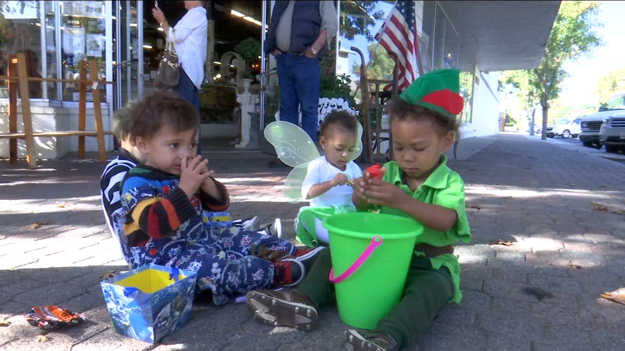 Fresno Co. Multiples Club trick-or-treats through Old Town Clovis