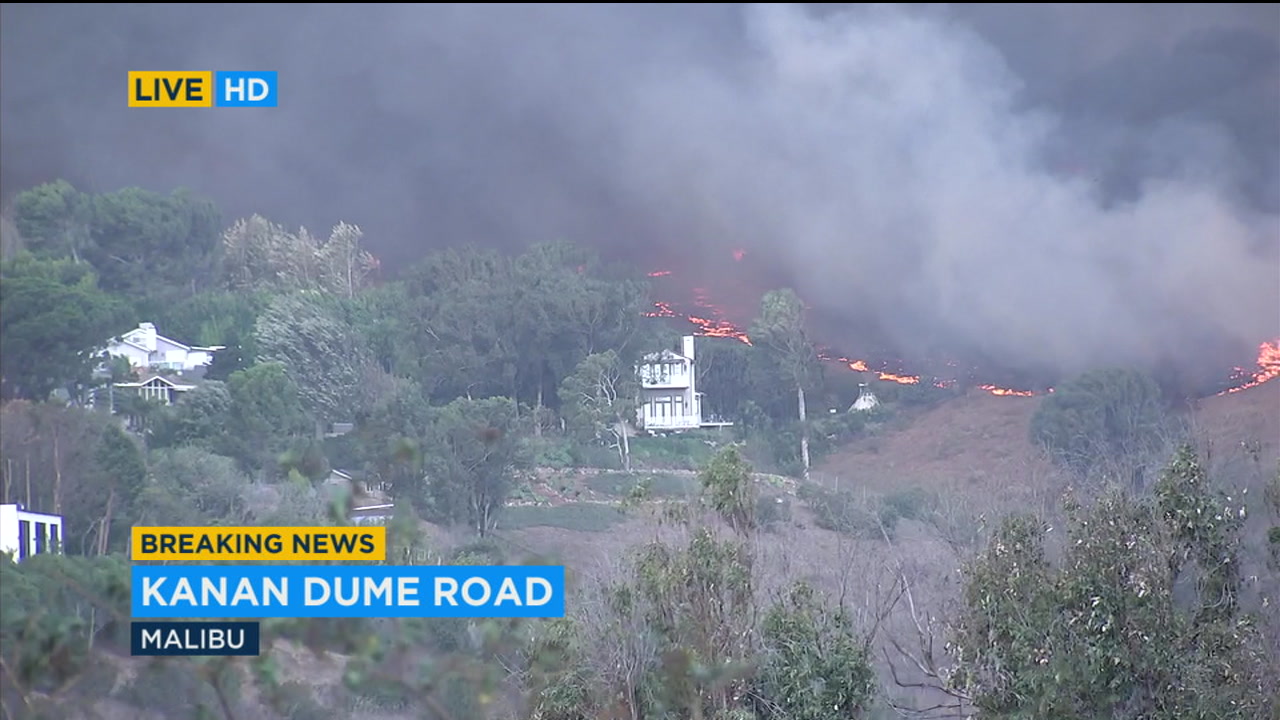 Flames From Woolsey Fire Move Perilously Close To Homes In Malibu Abc7 Los Angeles
