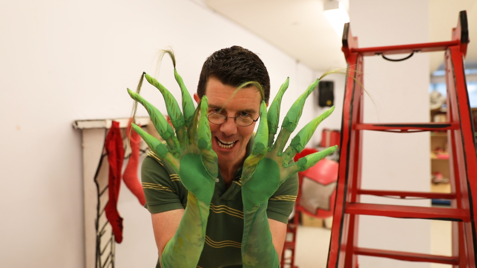 How The Grinch Stole Christmas Behind The Scenes Exclusive behind-the-scenes look at 'How the Grinch Stole Christmas the
