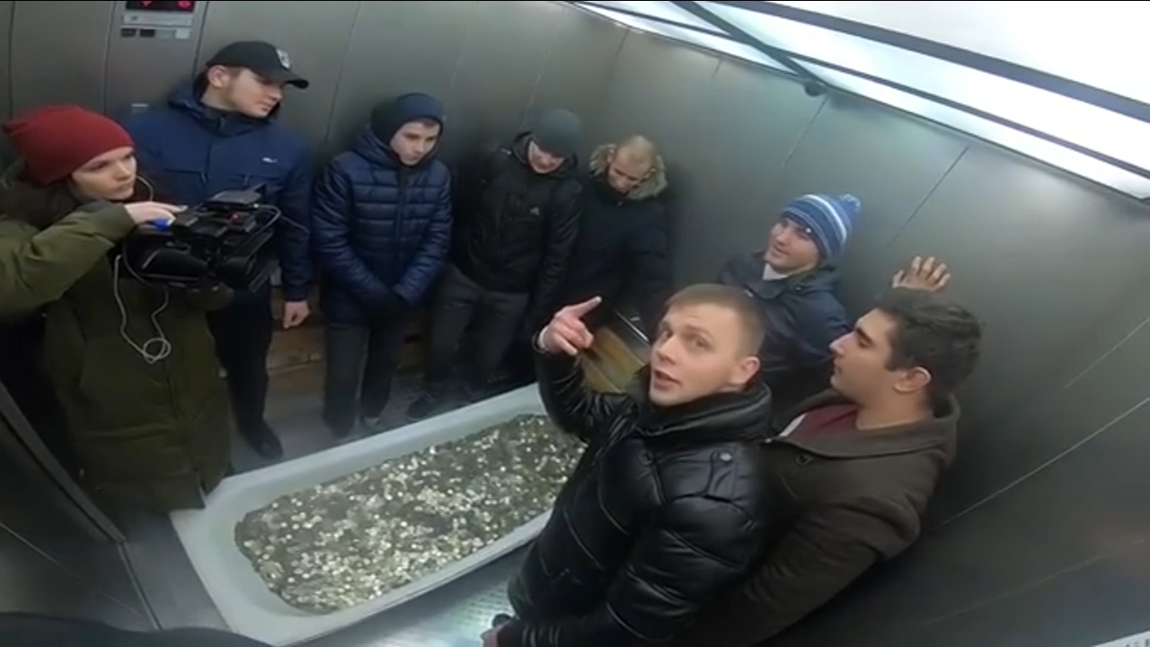 Men carry bathtub full of 100,000 coins into Apple store to buy new iPhone