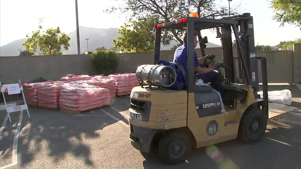 Thousand Oaks residents prepare for rain after Woolsey Fire
