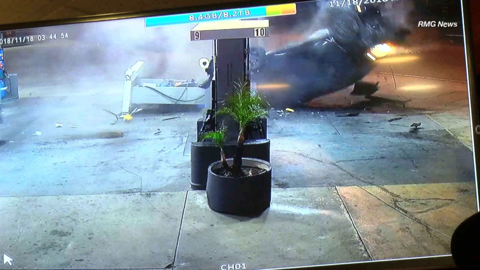 VIDEO Car crashes into Azusa gas station, killing 1 ABC7 Los Angeles