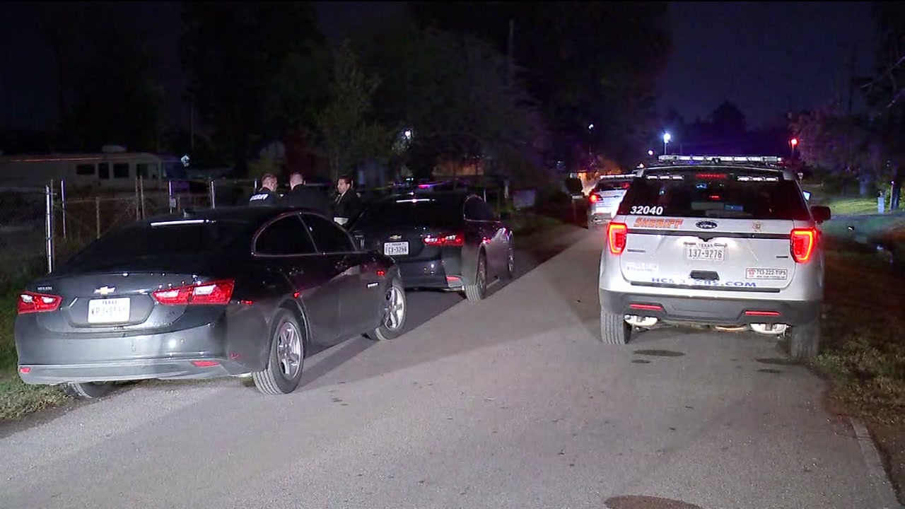 Man found dead in a neighborhood in East Harris County