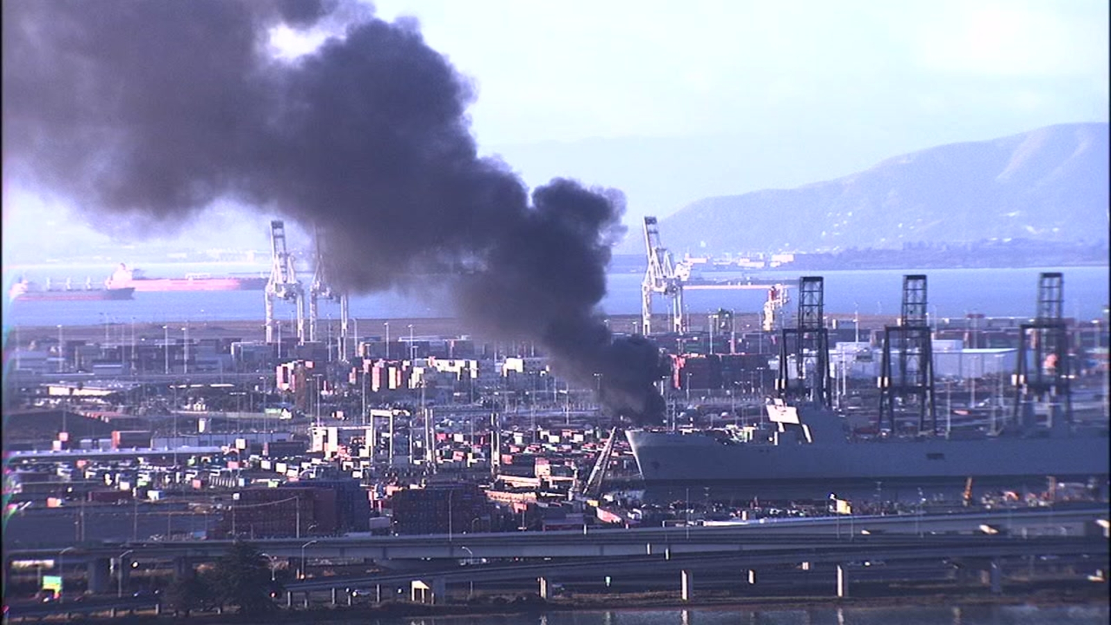 Fire burns multiple big rigs at Port of Oakland - ABC7 San Francisco