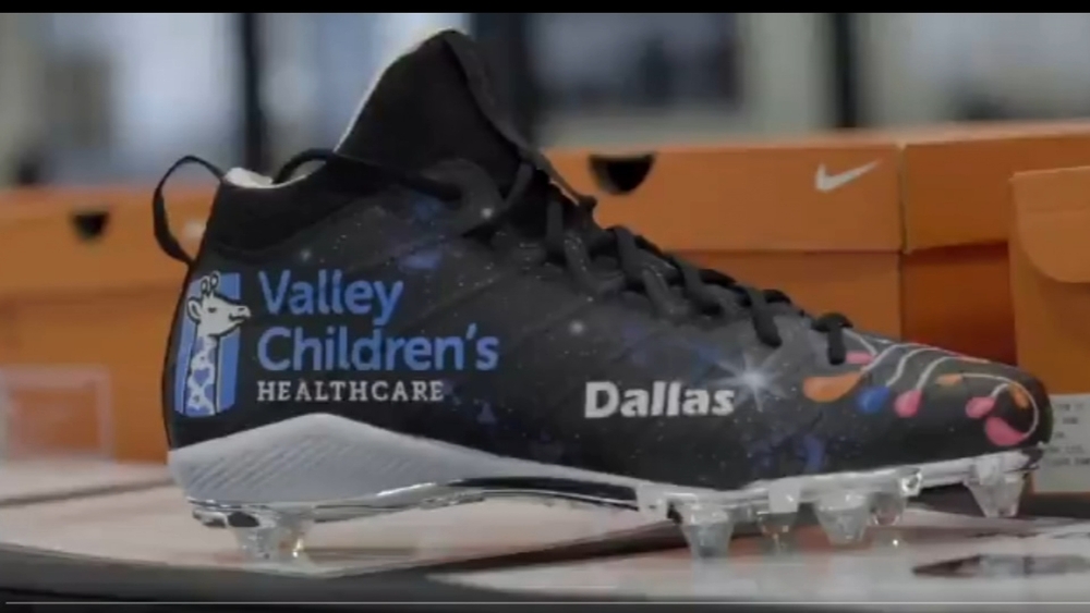 Derek Carr Play Exclusive Football Cleats size 11.5. Derek Carr Leads Saints to Victory in Air Jordan Cleats main image 2