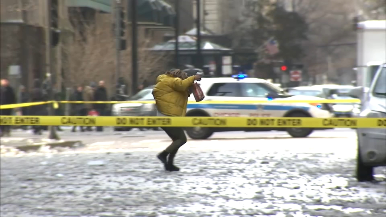 Downtown Chicago streets, sidewalks closed by falling ice
