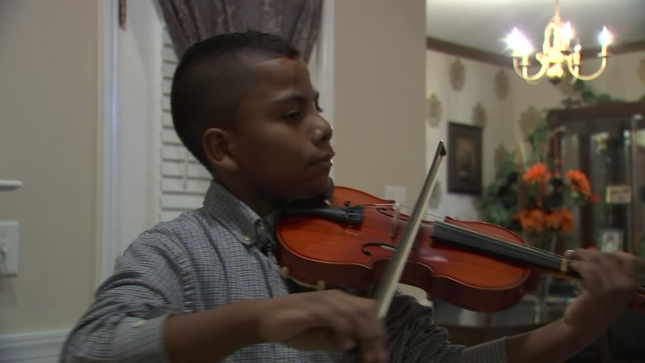 Young violinist and cancer survivor plays at Canes game