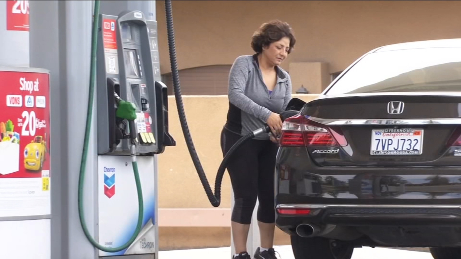 Gas prices drop, Gasbuddy predict prices will continue to fall ABC30