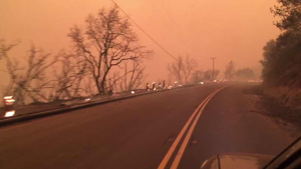 VIDEO: Camp Fire knocks down power lines in Paradise as residents evacuate 