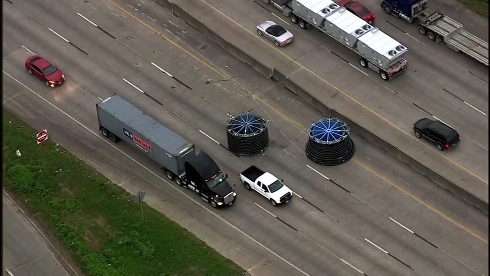 Giant industrial spool rolls down highway as Houston drivers try to dodge it
