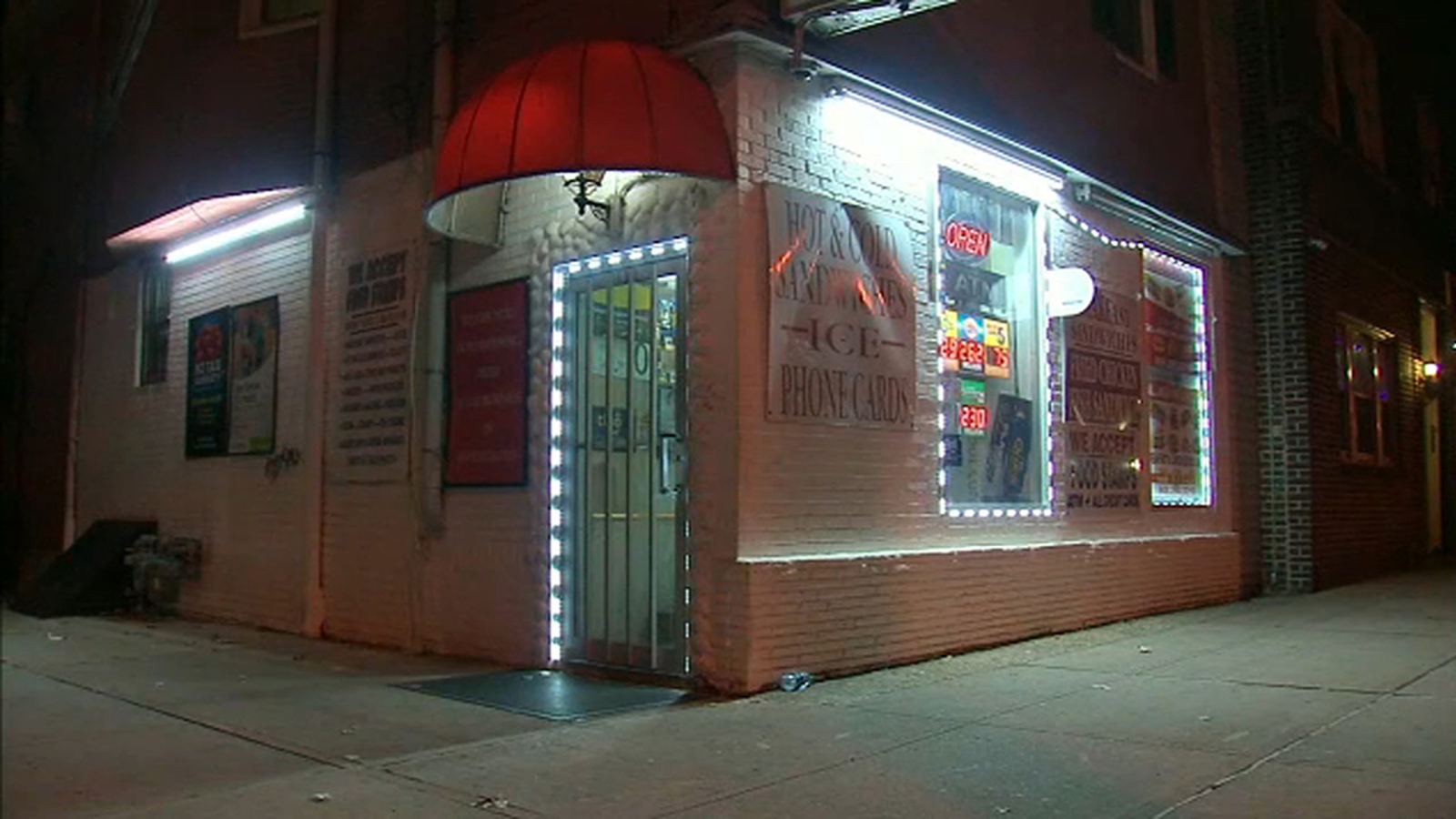 Police searching for suspect who stabbed store owner during robbery in ...