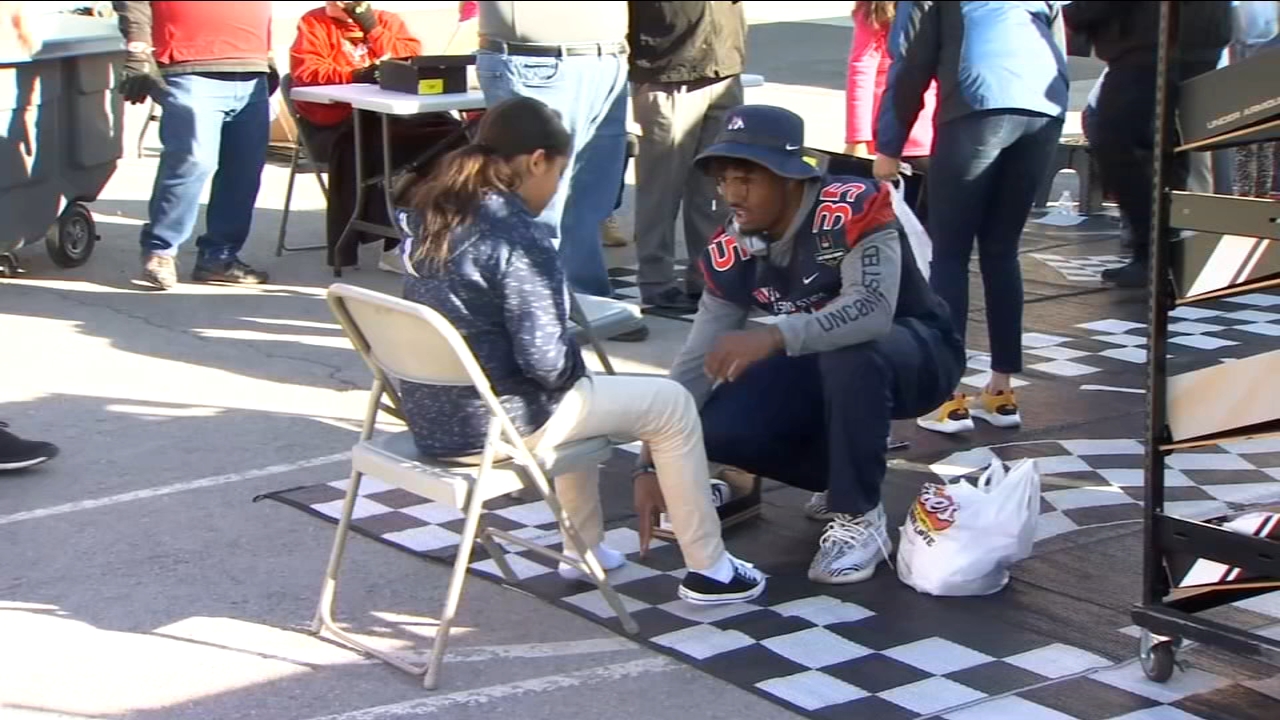 Bulldogs and Sun Devils pair up to volunteer at Goodie Two Shoes event