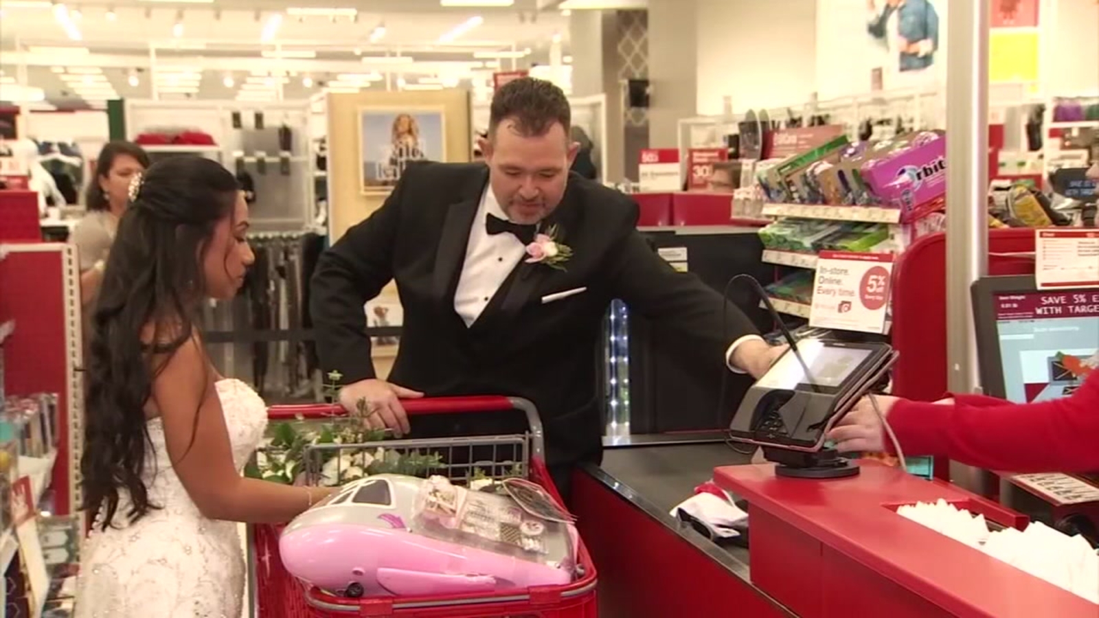 Florida newlyweds Brad and Jessica take guests 'Toy for Tots' shopping(02)
