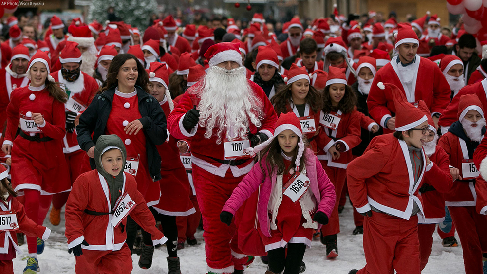 More than 1,000 Santas hit the street for charity race