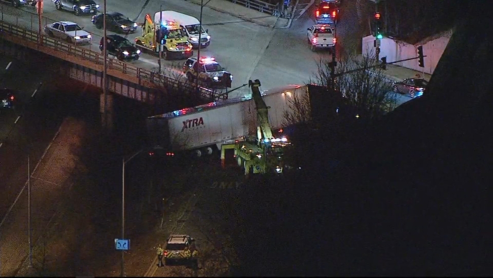 Semi crash blocks Foster Avenue exit ramp
