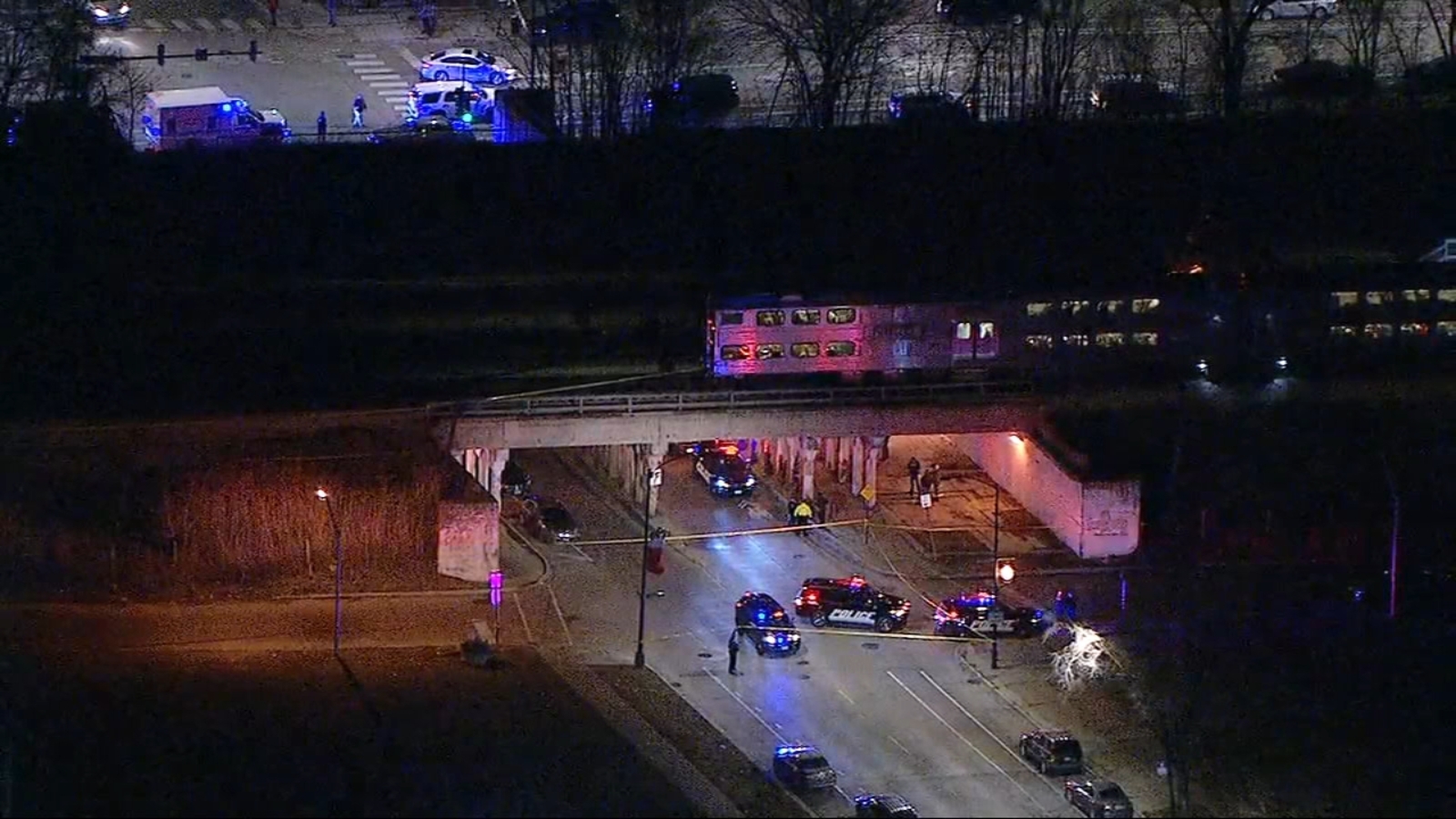 2 Chicago police officers fatally struck by train while chasing suspect ...