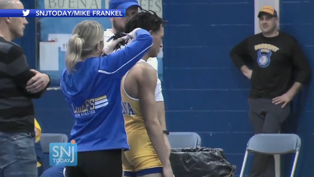 Video of moment wrestler was forced to cut locks before match