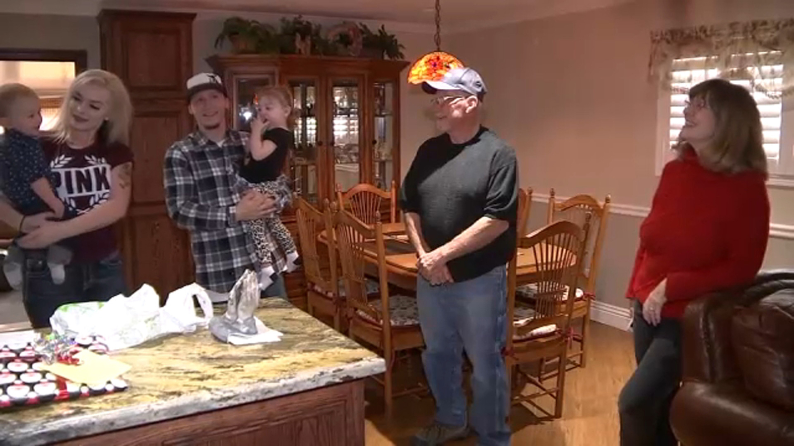 Pasangan Jurupa Valley meminjamkan rumah kepada keluarga yang mengungsi akibat Api Unggun