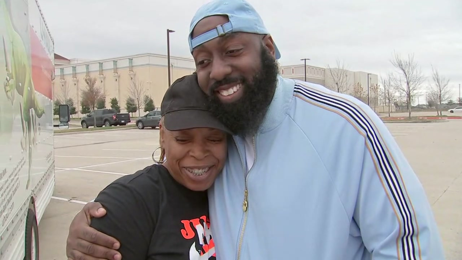Trae Tha Truth Helps Woman Whose Presents Were Stolen Out Of Her Trae Tha Truth Helps Woman Whose Presents Were Stolen Out Of Her Trunk