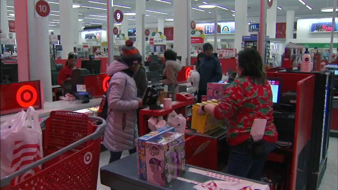 Last minute Christmas shopping draws crowds on Christmas Eve