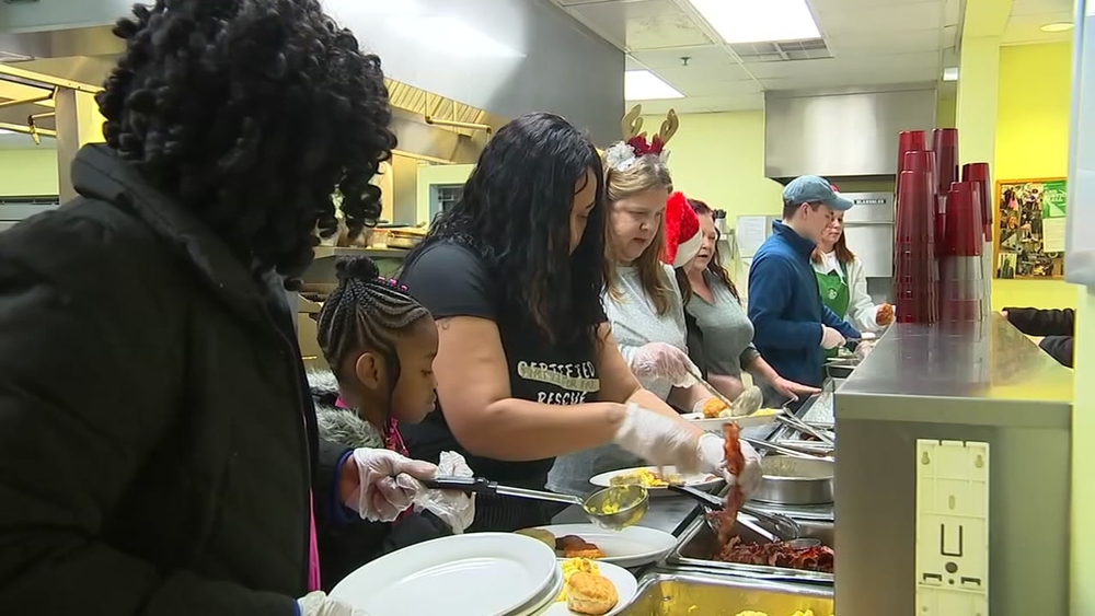 Volunteers feed women in need