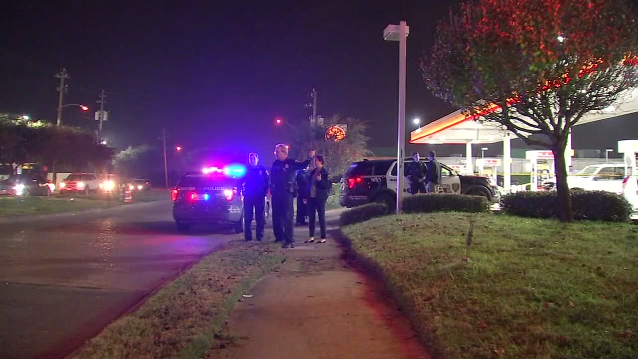 Officers open fire on man as he tries to open drivers' doors in SW Houston
