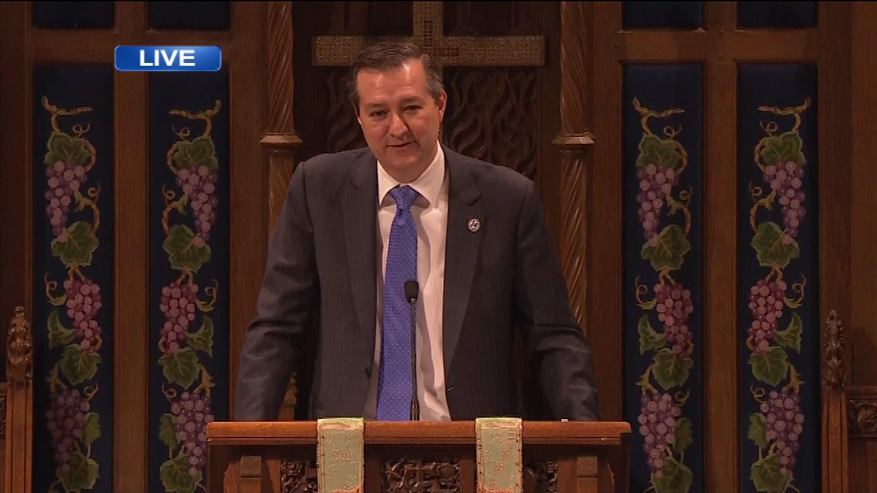 Cubs owner Tom Ricketts speaks at a memorial service for Ernie Banks.