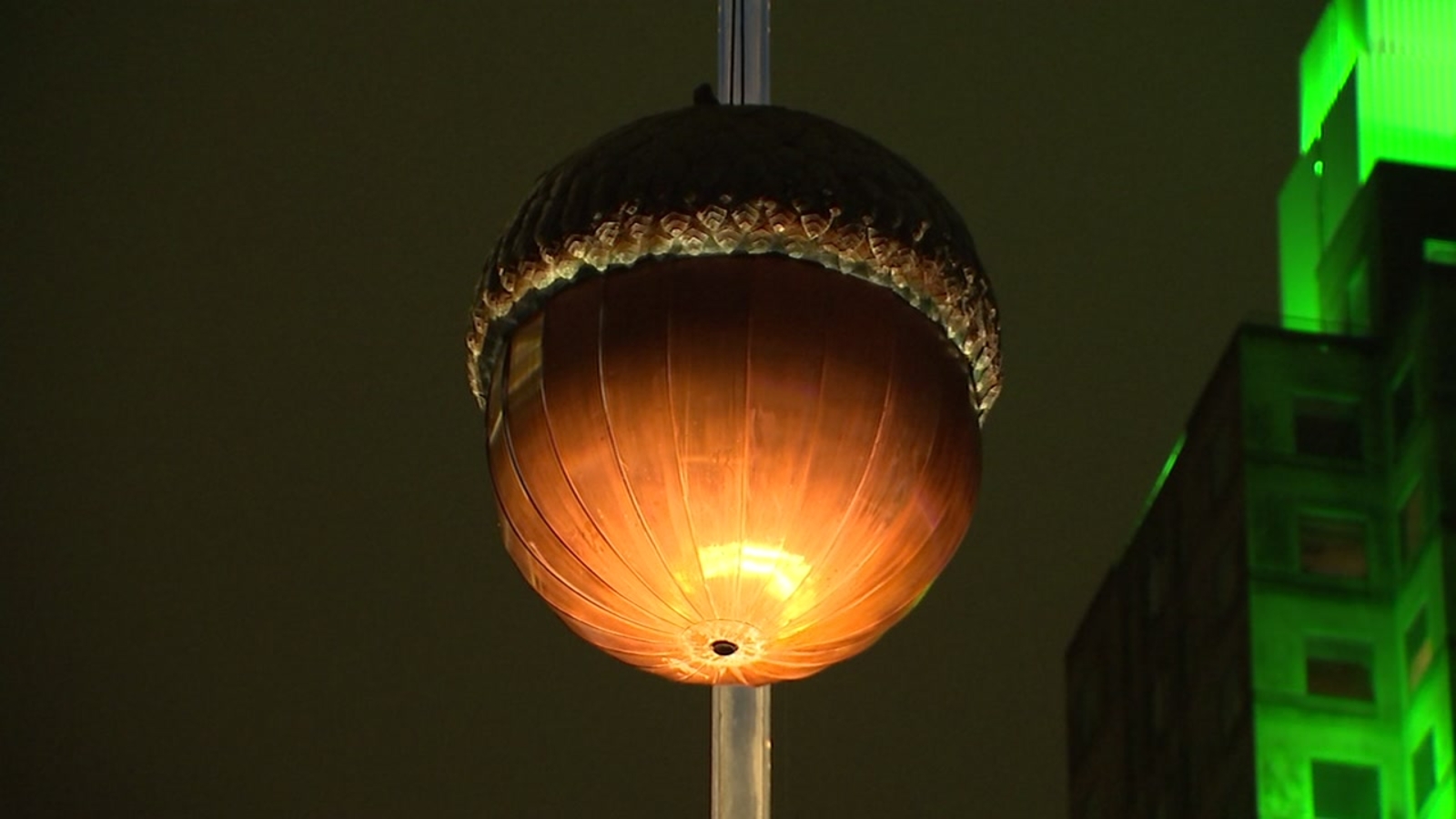 New year celebrations 2023 NC | Pickle to pig: Odd things dropped at midnight on New Year's Eve in North Carolina; Auld Lang Syne - Vimarsana News