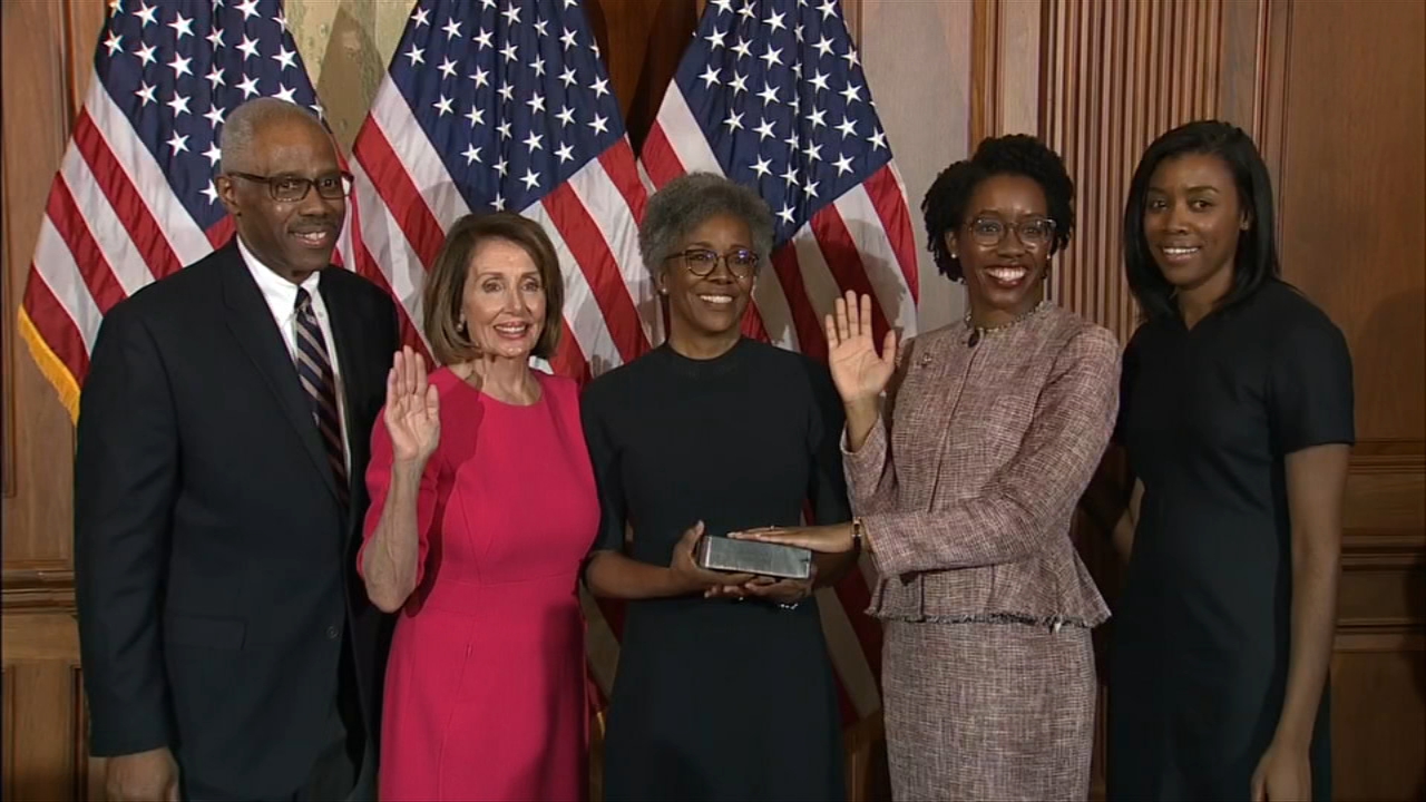 Lauren Underwood, Sean Casten, Chuy Garcia sworn in to Congress Thursday