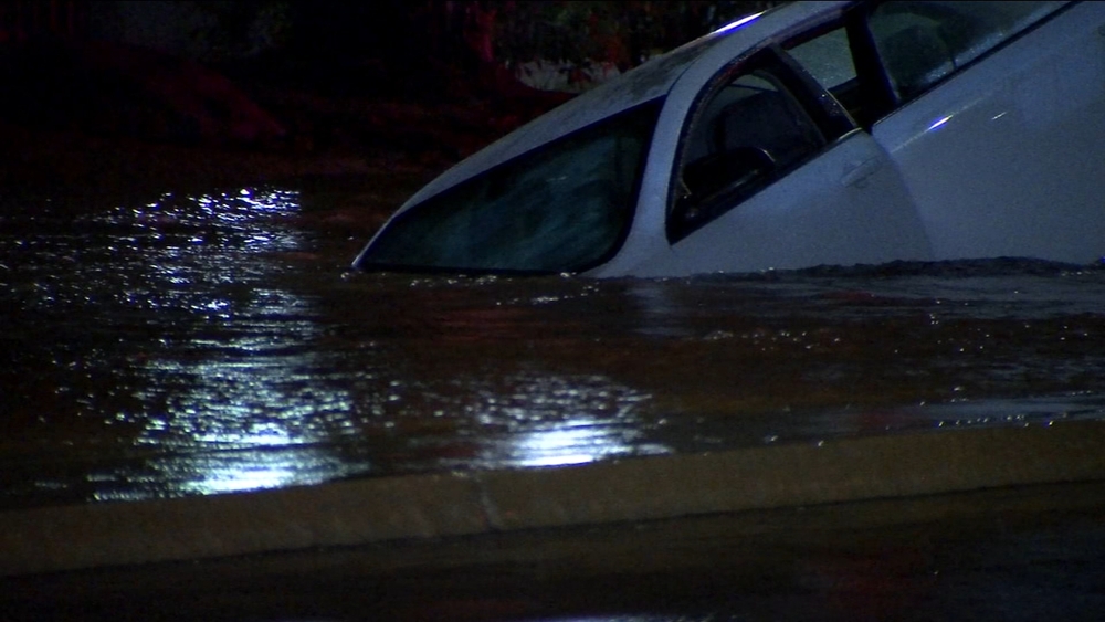 Man rescued from sinkhole in Clovis, part of roadway reopened