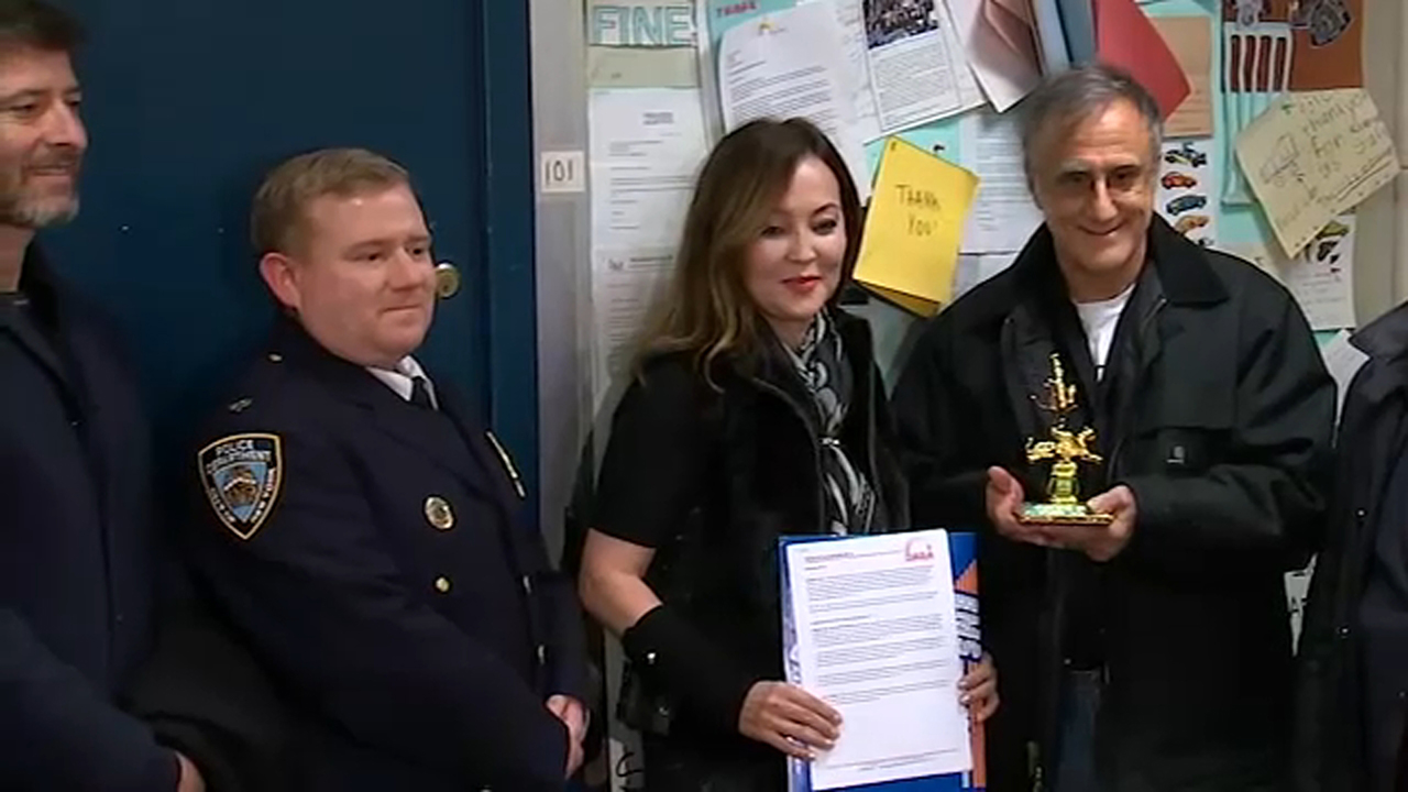 Grateful woman meets man who turned in $10,000 she lost in subway