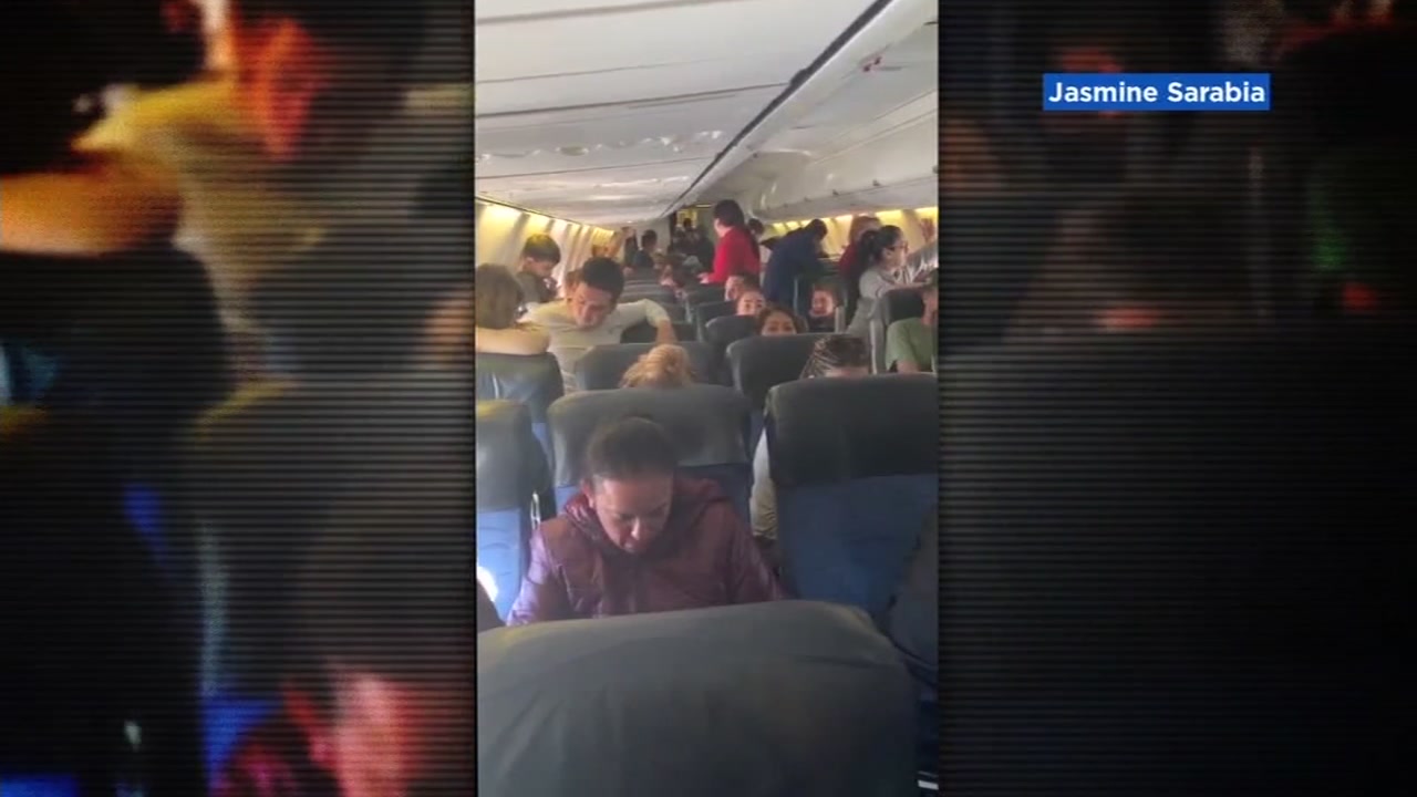 Passengers on Aeromexico flight grounded at Oakland Airport called 911 for help